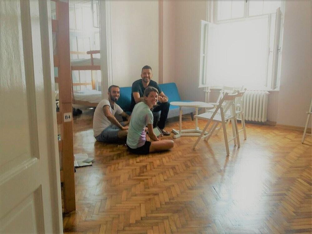 Roommates Hostel Belgrad Exteriör bild