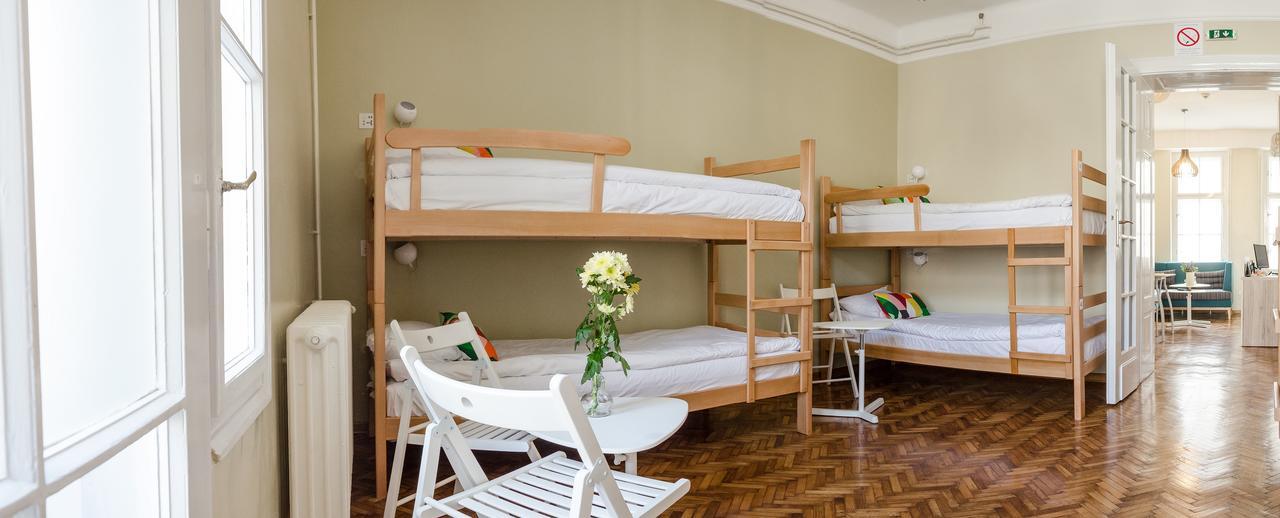 Roommates Hostel Belgrad Exteriör bild